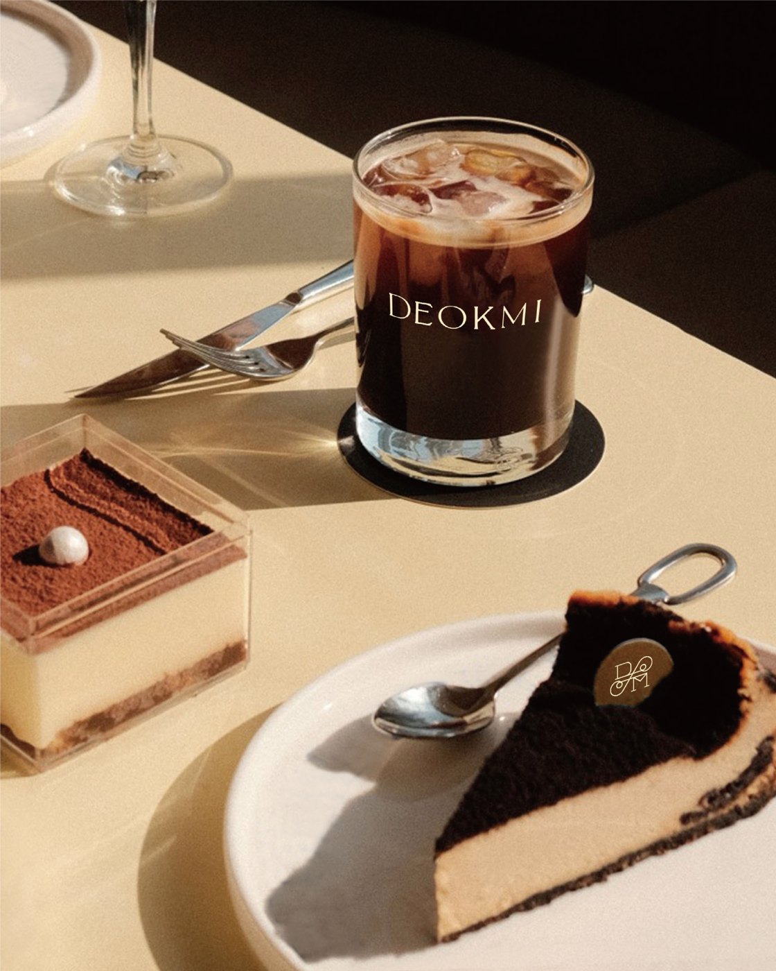 DEOKMI desserts and coffee